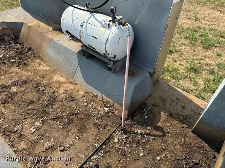 image for item DQ6880 1979 Ford utility / service truck