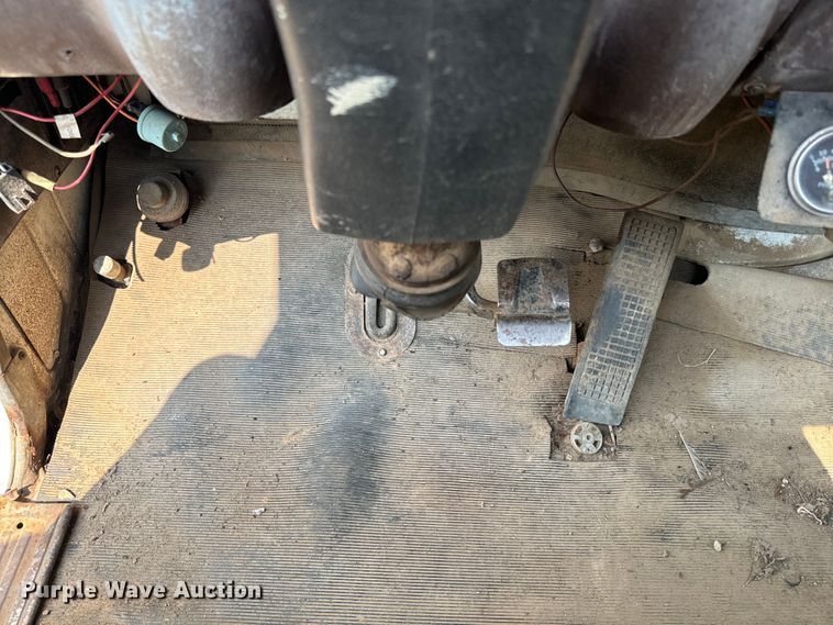 image for item DQ6880 1979 Ford utility / service truck