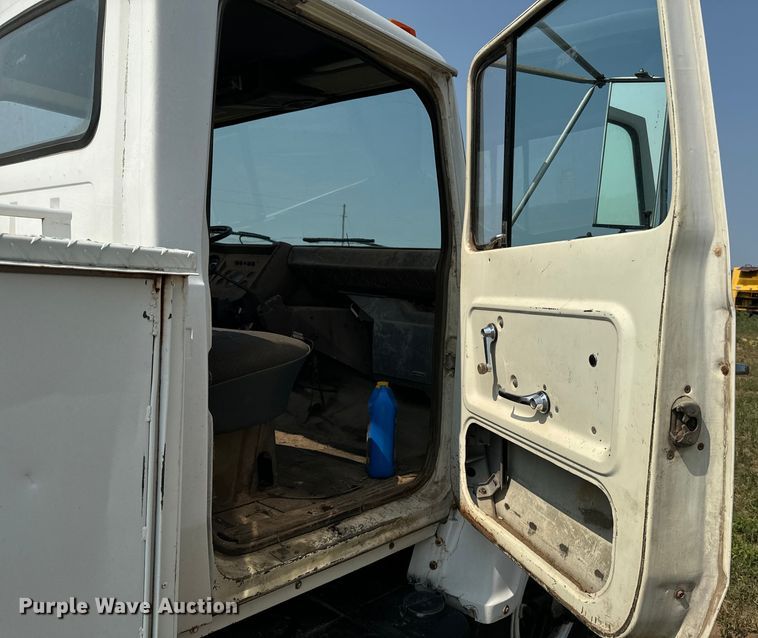 image for item DQ6880 1979 Ford utility / service truck