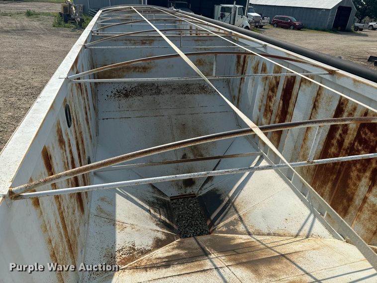 image for item DQ6907 2013 Neville grain trailer