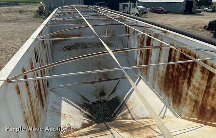 image for item DQ6907 2013 Neville grain trailer