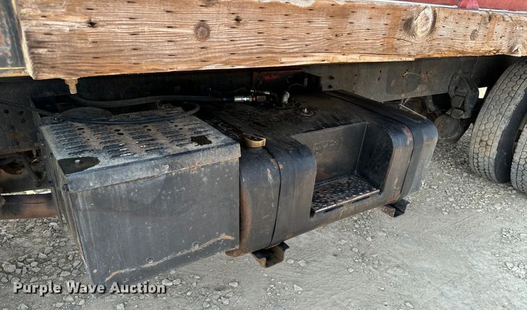 image for item DQ6908 1999 GMC  T6500 grain truck