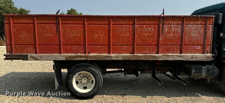 image for item DQ6908 1999 GMC  T6500 grain truck