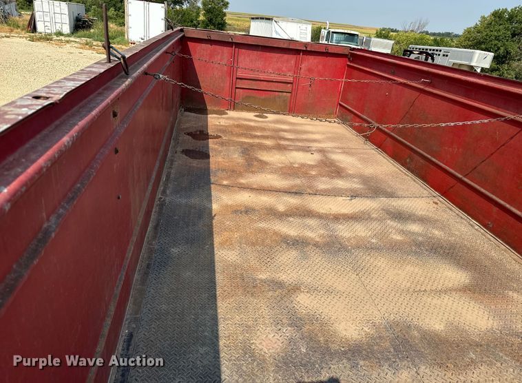 image for item DQ6908 1999 GMC  T6500 grain truck