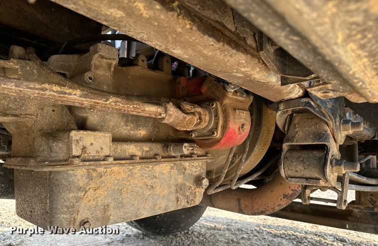 image for item DQ6908 1999 GMC  T6500 grain truck