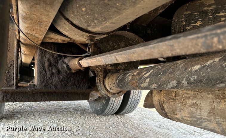 image for item DQ6908 1999 GMC  T6500 grain truck