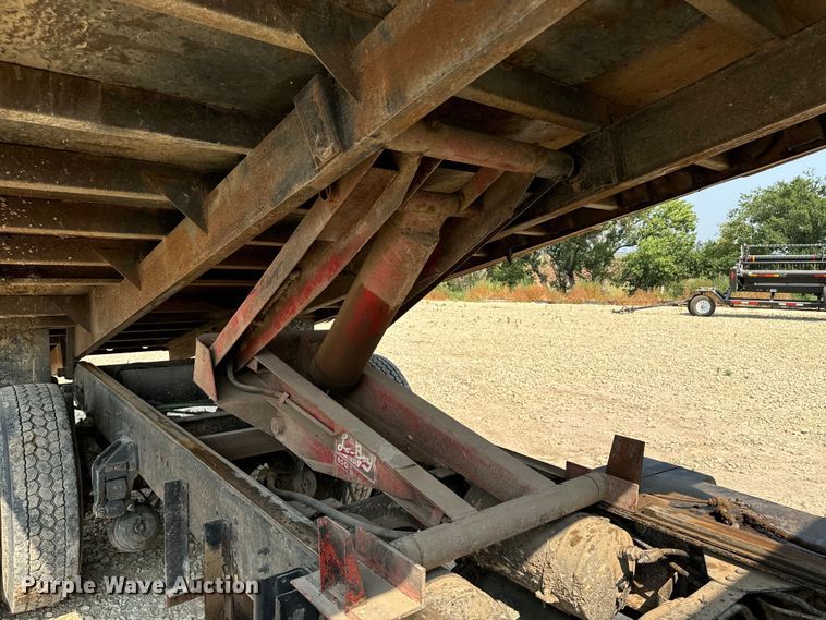 image for item DQ6908 1999 GMC  T6500 grain truck