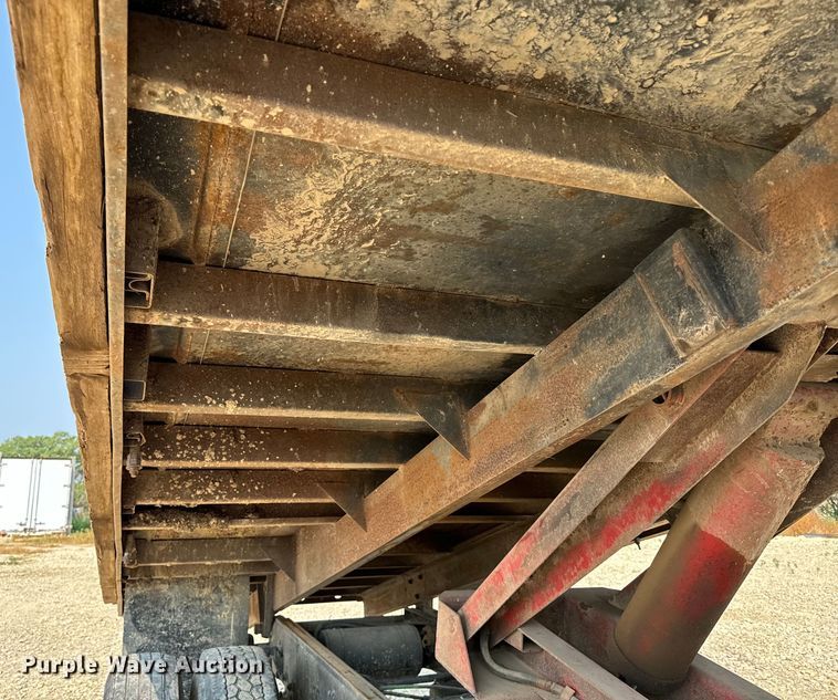 image for item DQ6908 1999 GMC  T6500 grain truck