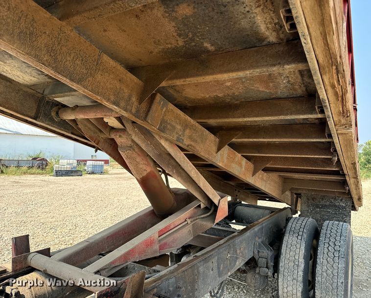 image for item DQ6908 1999 GMC  T6500 grain truck