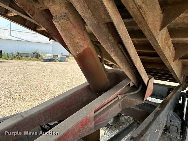 image for item DQ6908 1999 GMC  T6500 grain truck