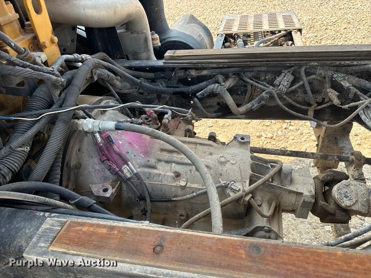 image for item DQ6908 1999 GMC  T6500 grain truck