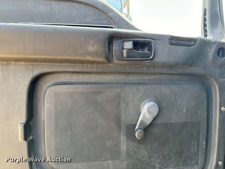 image for item DQ6908 1999 GMC  T6500 grain truck