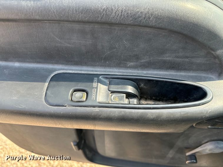 image for item DQ6908 1999 GMC  T6500 grain truck