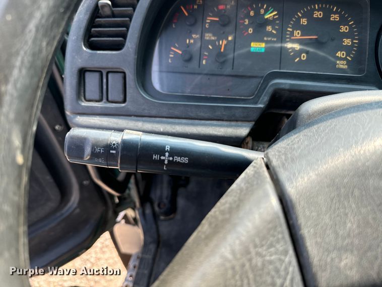 image for item DQ6908 1999 GMC  T6500 grain truck