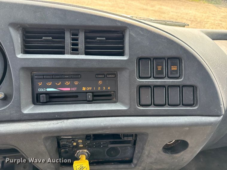 image for item DQ6908 1999 GMC  T6500 grain truck