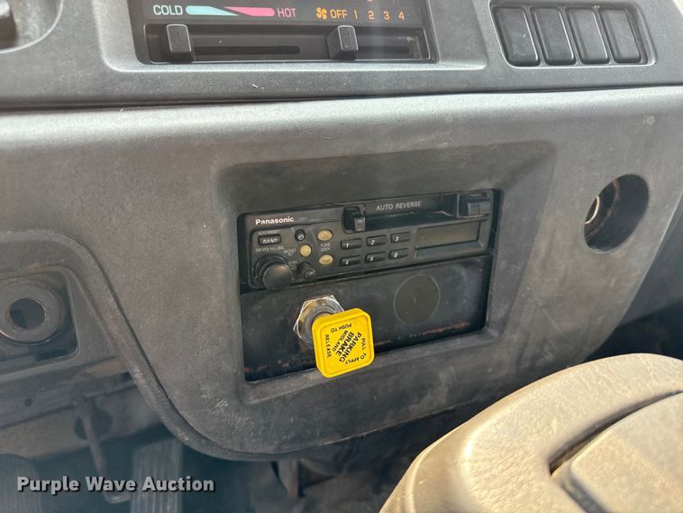 image for item DQ6908 1999 GMC  T6500 grain truck