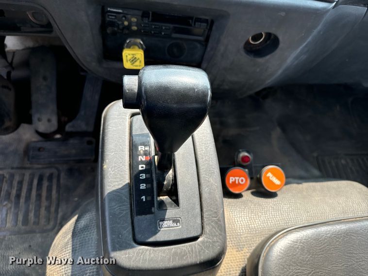 image for item DQ6908 1999 GMC  T6500 grain truck