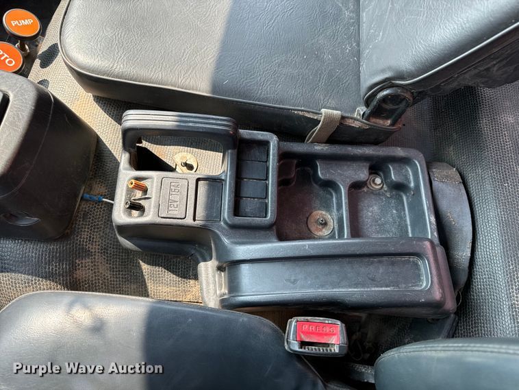 image for item DQ6908 1999 GMC  T6500 grain truck