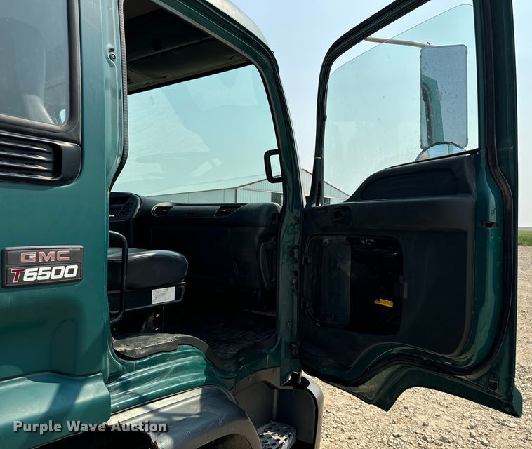 image for item DQ6908 1999 GMC  T6500 grain truck