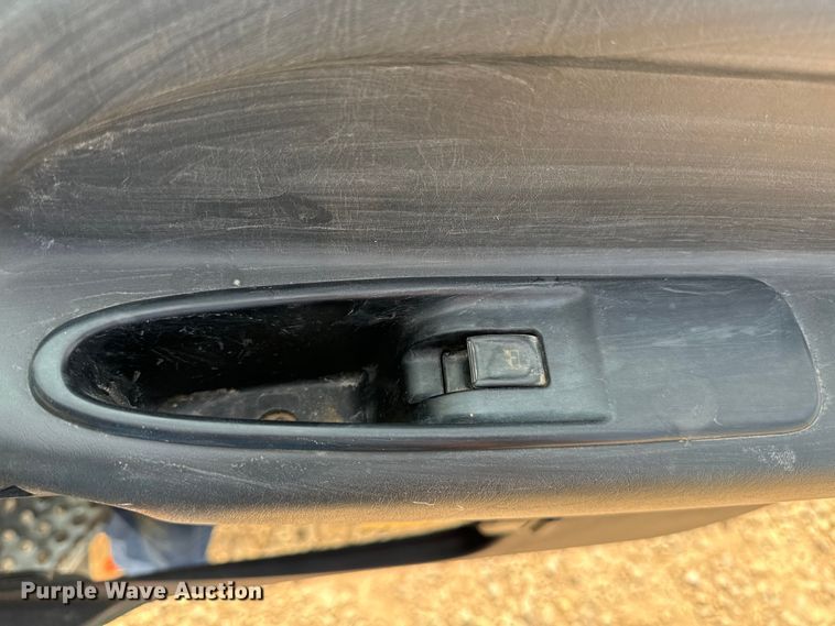 image for item DQ6908 1999 GMC  T6500 grain truck