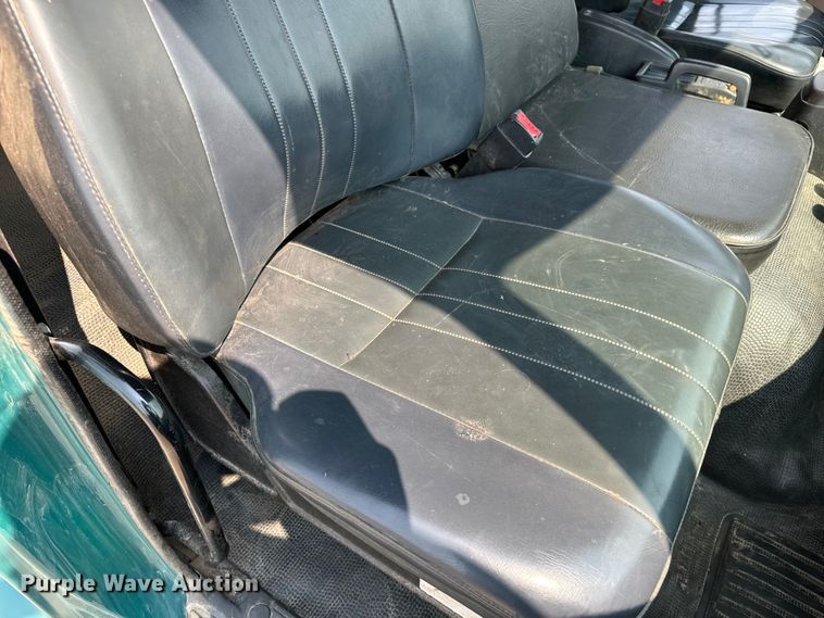 image for item DQ6908 1999 GMC  T6500 grain truck