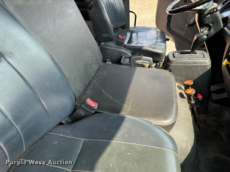 image for item DQ6908 1999 GMC  T6500 grain truck