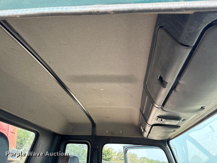 image for item DQ6908 1999 GMC  T6500 grain truck