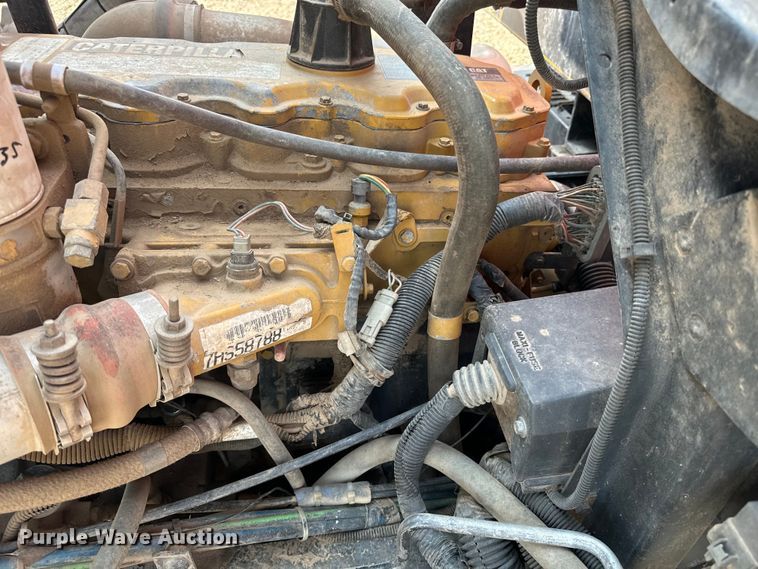 image for item DQ6908 1999 GMC  T6500 grain truck