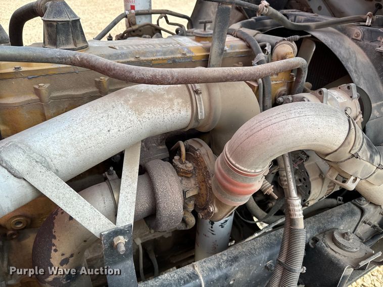 image for item DQ6908 1999 GMC  T6500 grain truck