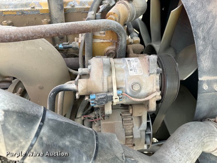 image for item DQ6908 1999 GMC  T6500 grain truck