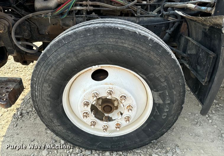 image for item DQ6908 1999 GMC  T6500 grain truck