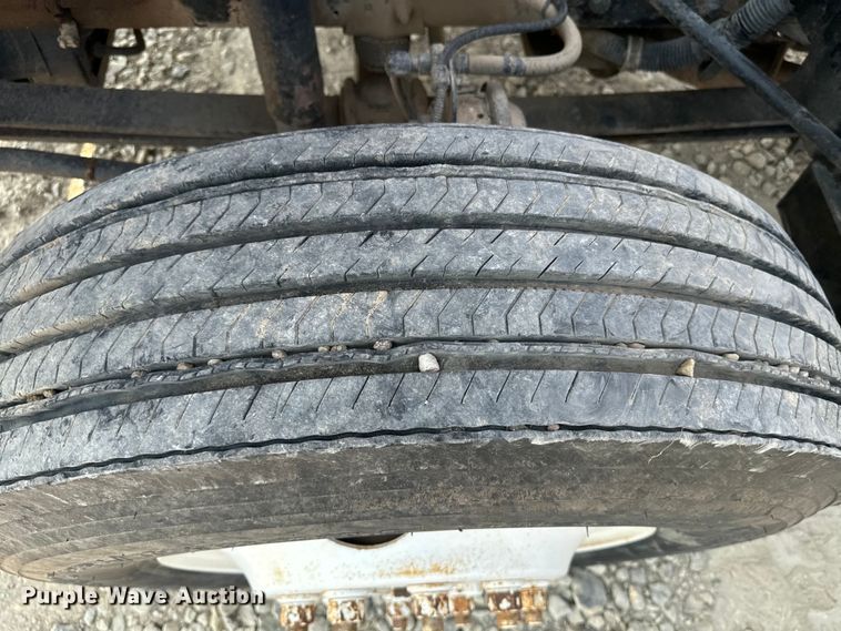 image for item DQ6908 1999 GMC  T6500 grain truck