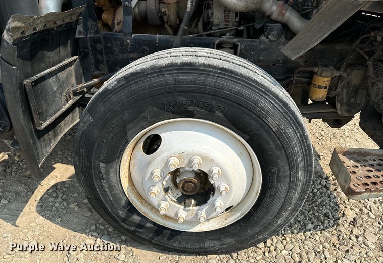 image for item DQ6908 1999 GMC  T6500 grain truck