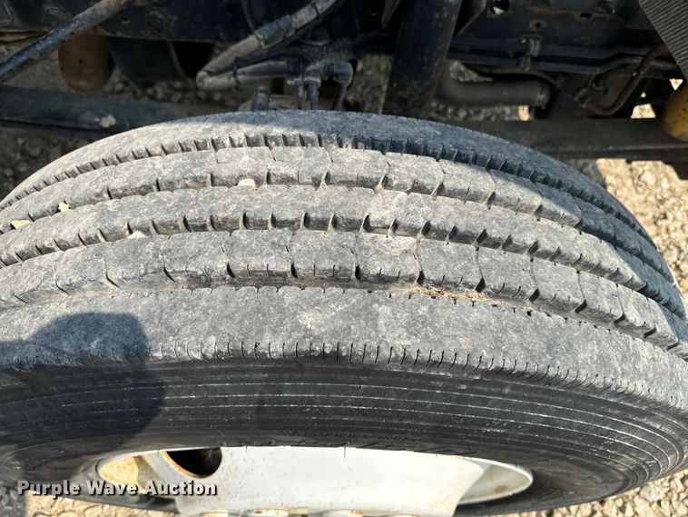 image for item DQ6908 1999 GMC  T6500 grain truck