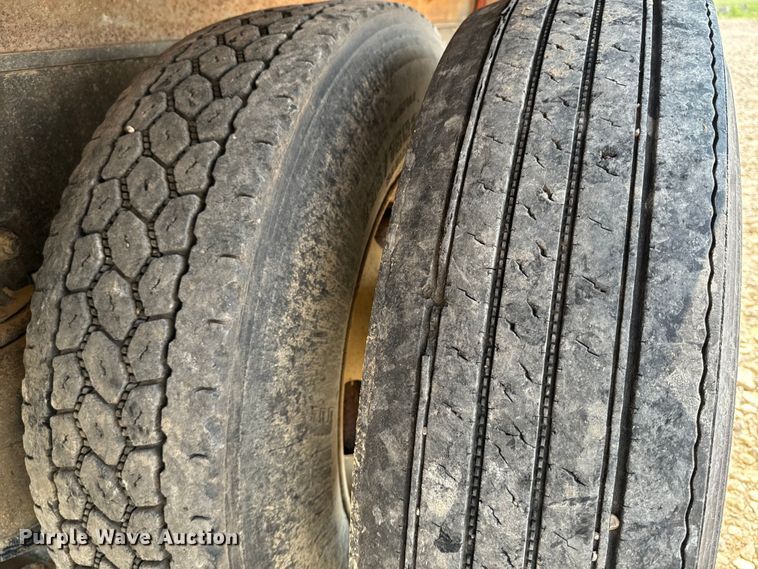 image for item DQ6908 1999 GMC  T6500 grain truck