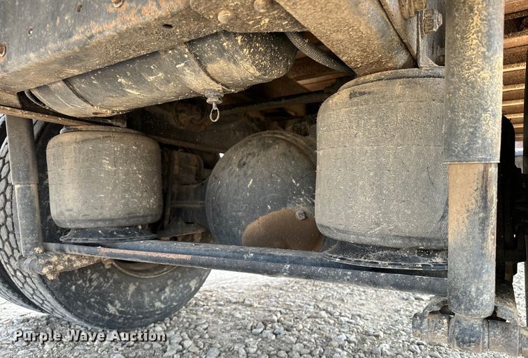 image for item DQ6908 1999 GMC  T6500 grain truck