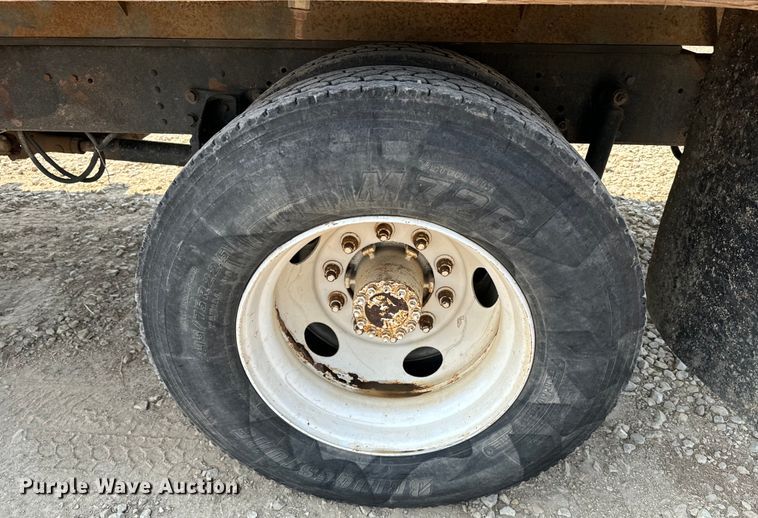 image for item DQ6908 1999 GMC  T6500 grain truck