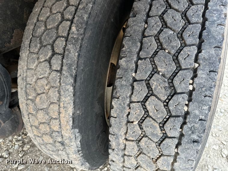 image for item DQ6908 1999 GMC  T6500 grain truck