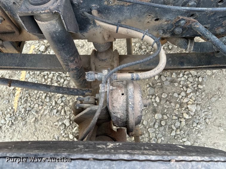 image for item DQ6908 1999 GMC  T6500 grain truck