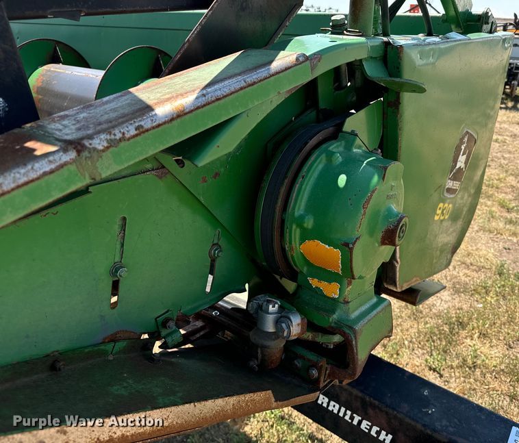 image for item DQ6928 1989 John Deere 930 rigid head