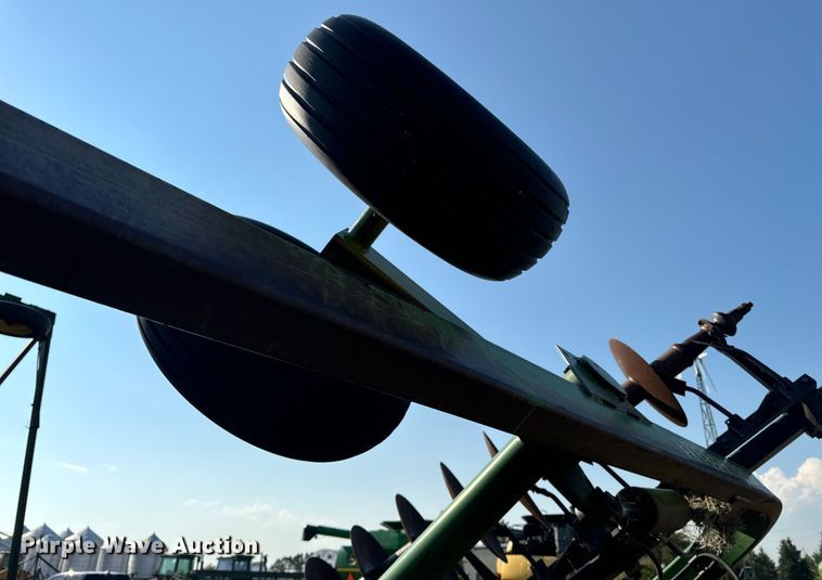 image for item DQ6932 John Deere 235 tandem off-set disk