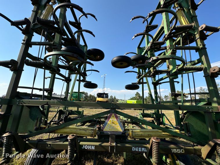 image for item DQ6933 John Deere 1650 chisel