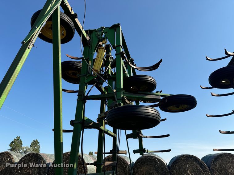 image for item DQ6933 John Deere 1650 chisel