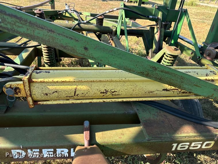 image for item DQ6933 John Deere 1650 chisel