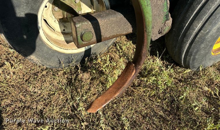 image for item DQ6933 John Deere 1650 chisel