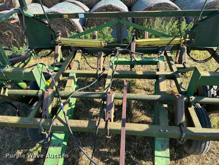 image for item DQ6933 John Deere 1650 chisel