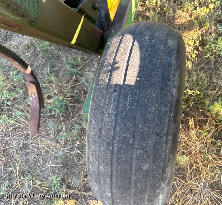 image for item DQ6933 John Deere 1650 chisel