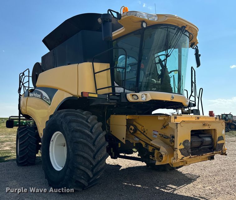 image for item DQ6940 2004 New Holland CR940A combine