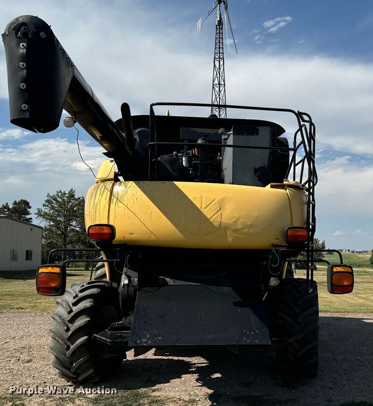 image for item DQ6940 2004 New Holland CR940A combine