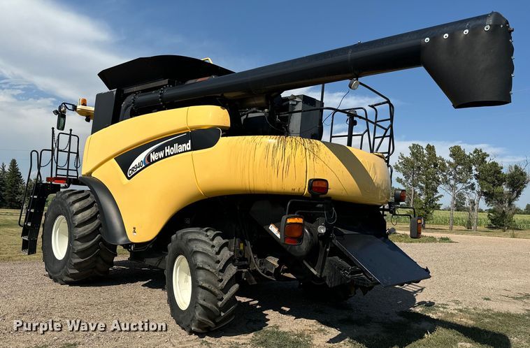 image for item DQ6940 2004 New Holland CR940A combine